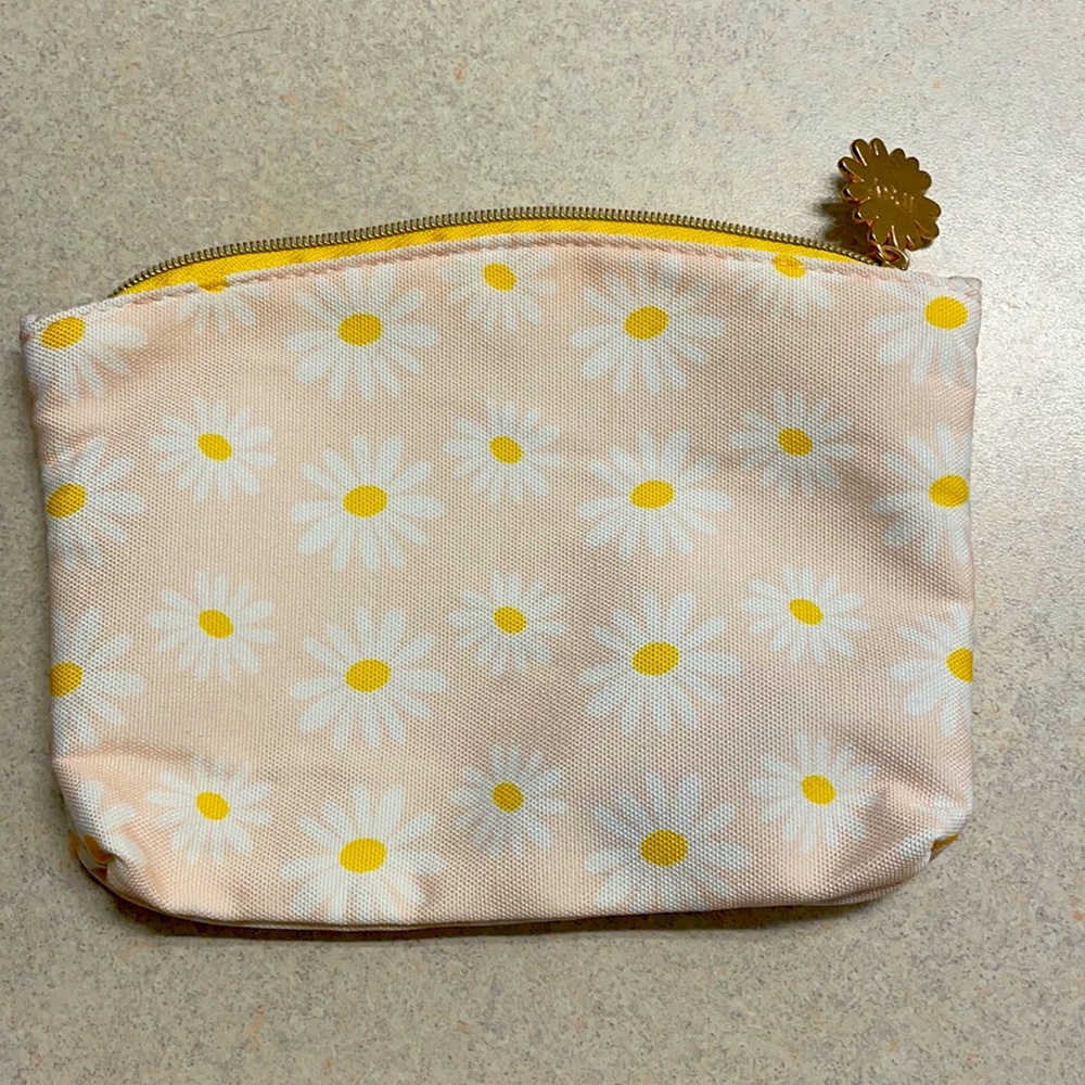 3 for $10 or FREE with purchase! 🌺 Daisy print Ipsy makeup bag, brand new!
